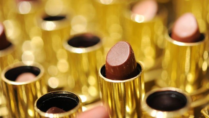 Mehrere Lippenstifte in goldfarbenen Lippenstift-Hülsen