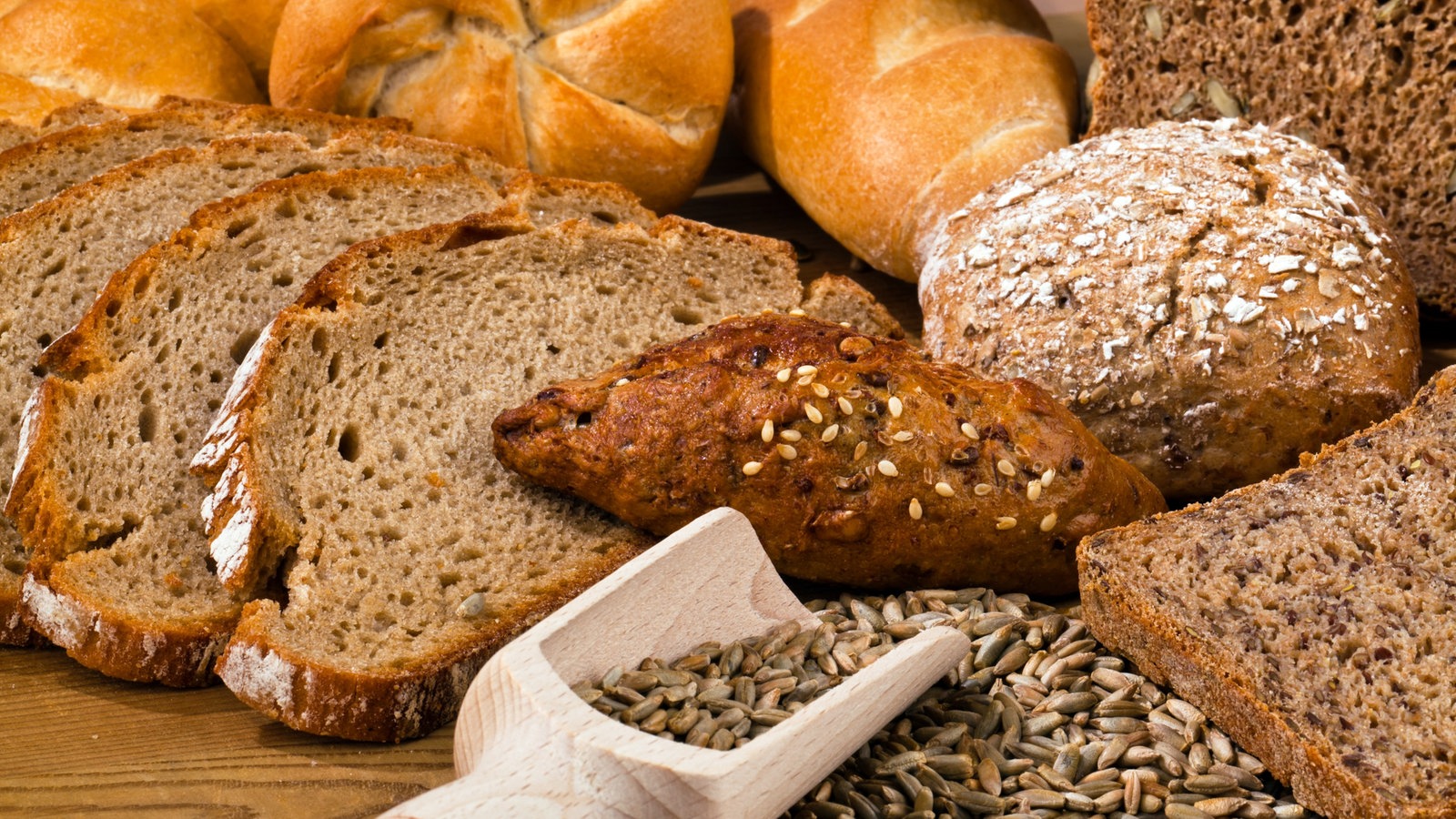 Verschiedene Brotsorten liegen auf dem Tisch