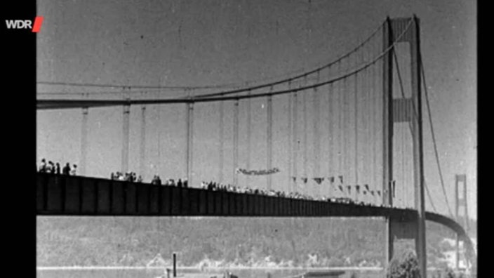 Schwarzweißfoto der Tacoma-Narrows-Brücke in Kalifornien