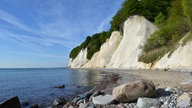 Blick von einem Kiesstrand auf Kreidefelsen auf der Insel Rügen 