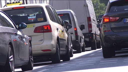 Auto an Auto im dichten Stadtverkehr.