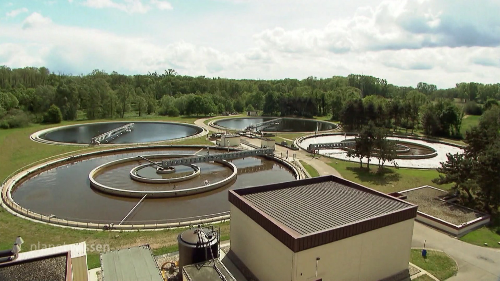 Blick auf die offenen Wasserbecken in einer Kläranlage.