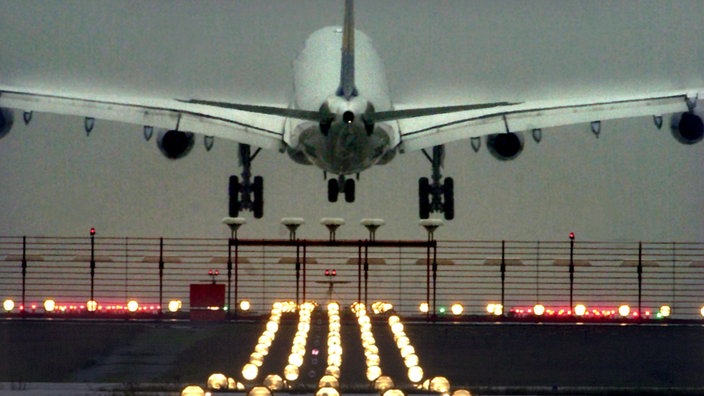 Ein Flugzeug landet auf einem Flughafen