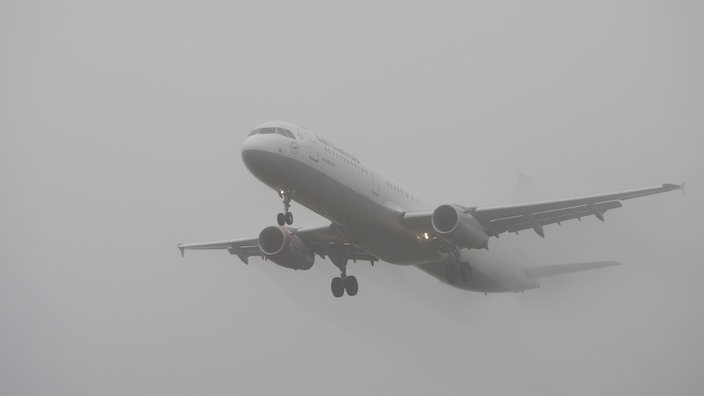 Flugzeug im Nebel