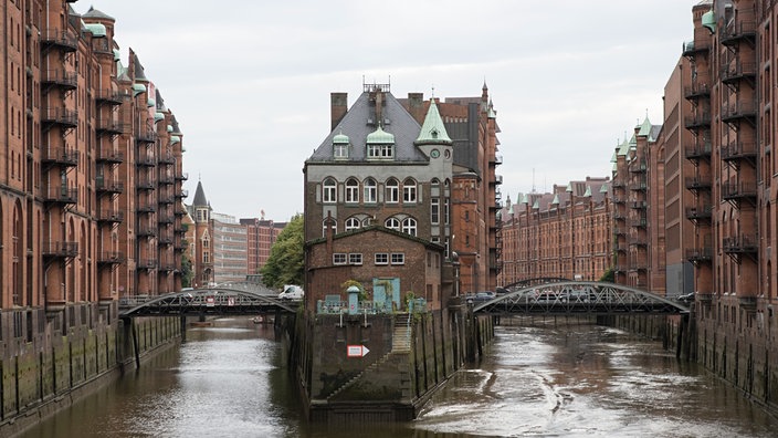  Häuserzeilen in der Speicherstadt, die durch zwei Kanäle getrennt werden