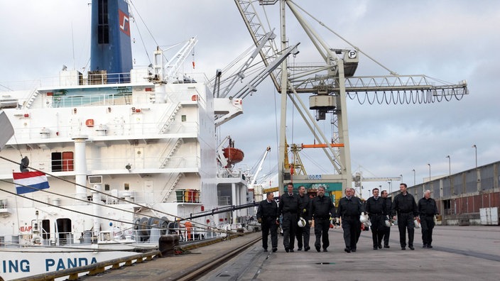 Zollbeamte im Hamburger Hafen