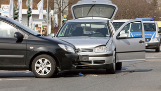 Zwei Autos sind auf einer Kreuzung kollidiert