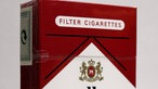 Marlboro-Schachtel steht aufrecht, auf der roten Musterung der Schachtel ist ein &quot;K&quot; angedeutet.